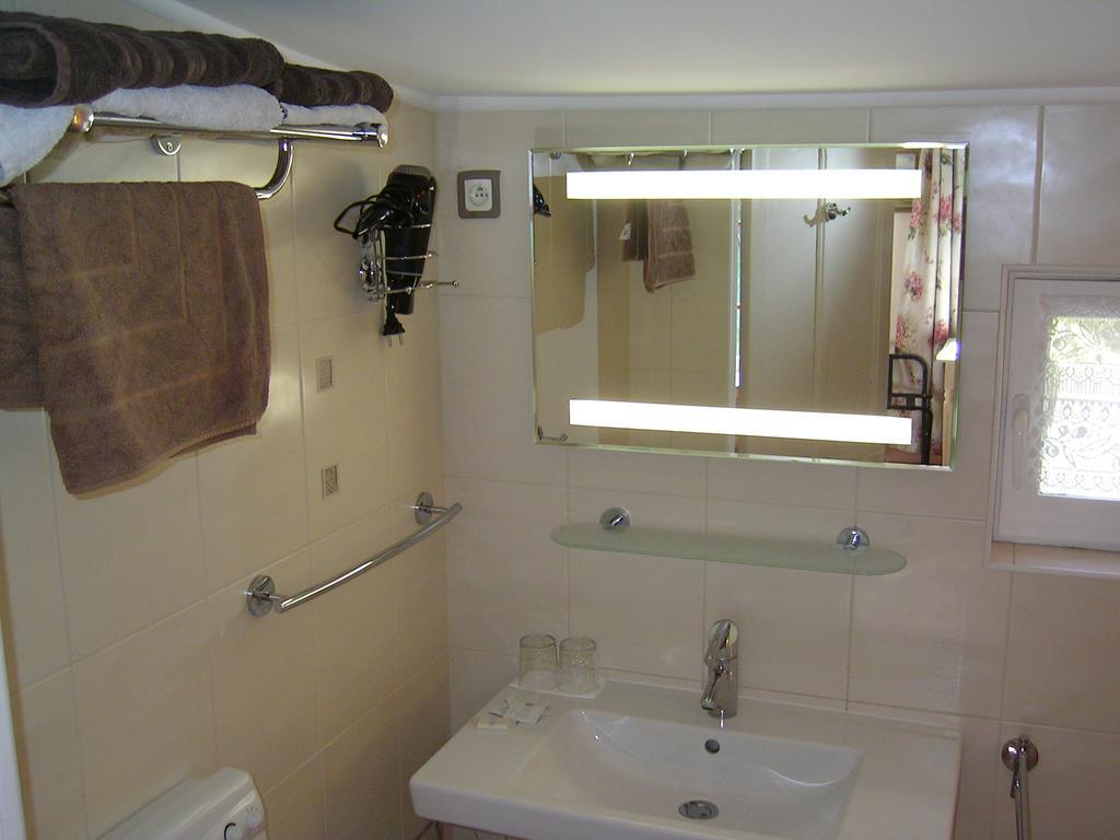 Mas La Provence Bed & Breakfast LʼIsle-sur-la-Sorgue Стая снимка